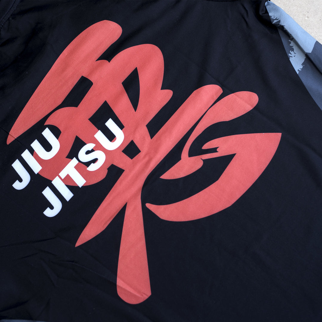 Rashguard con tipografía japonesa