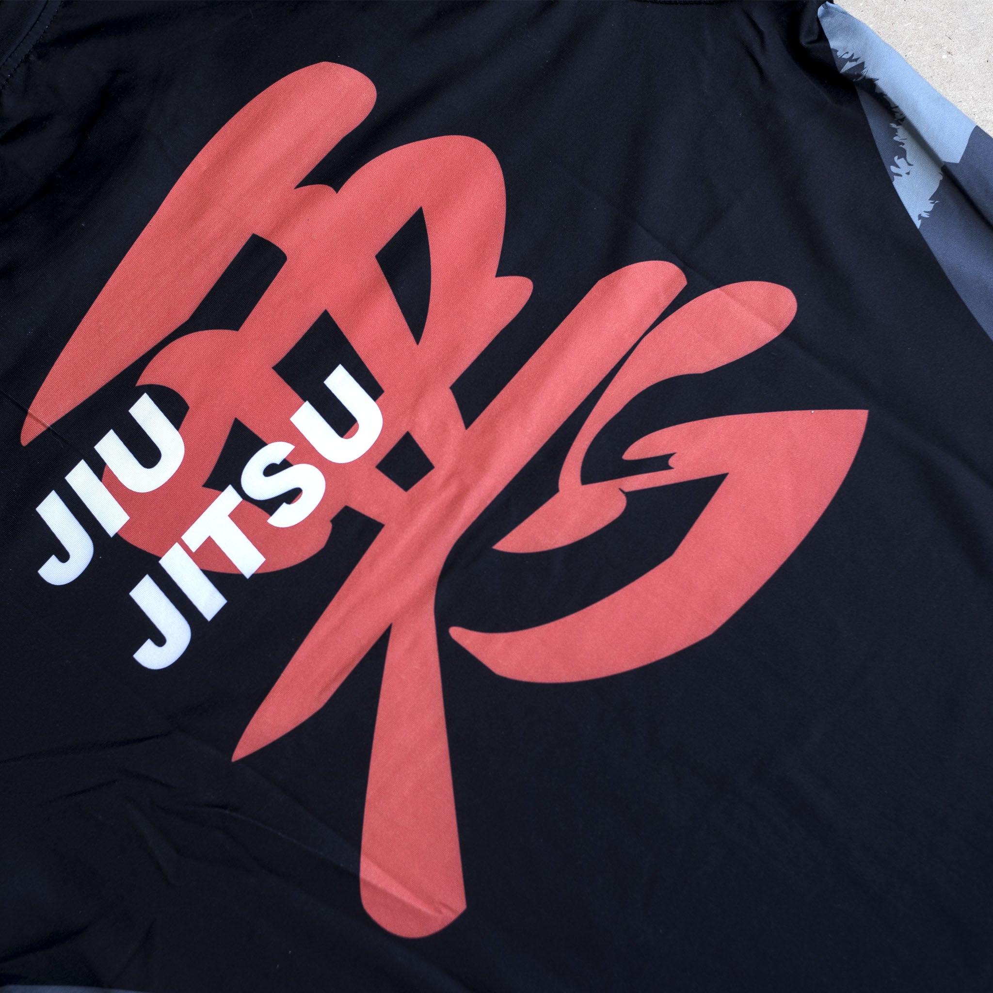 Rashguard con tipografía japonesa