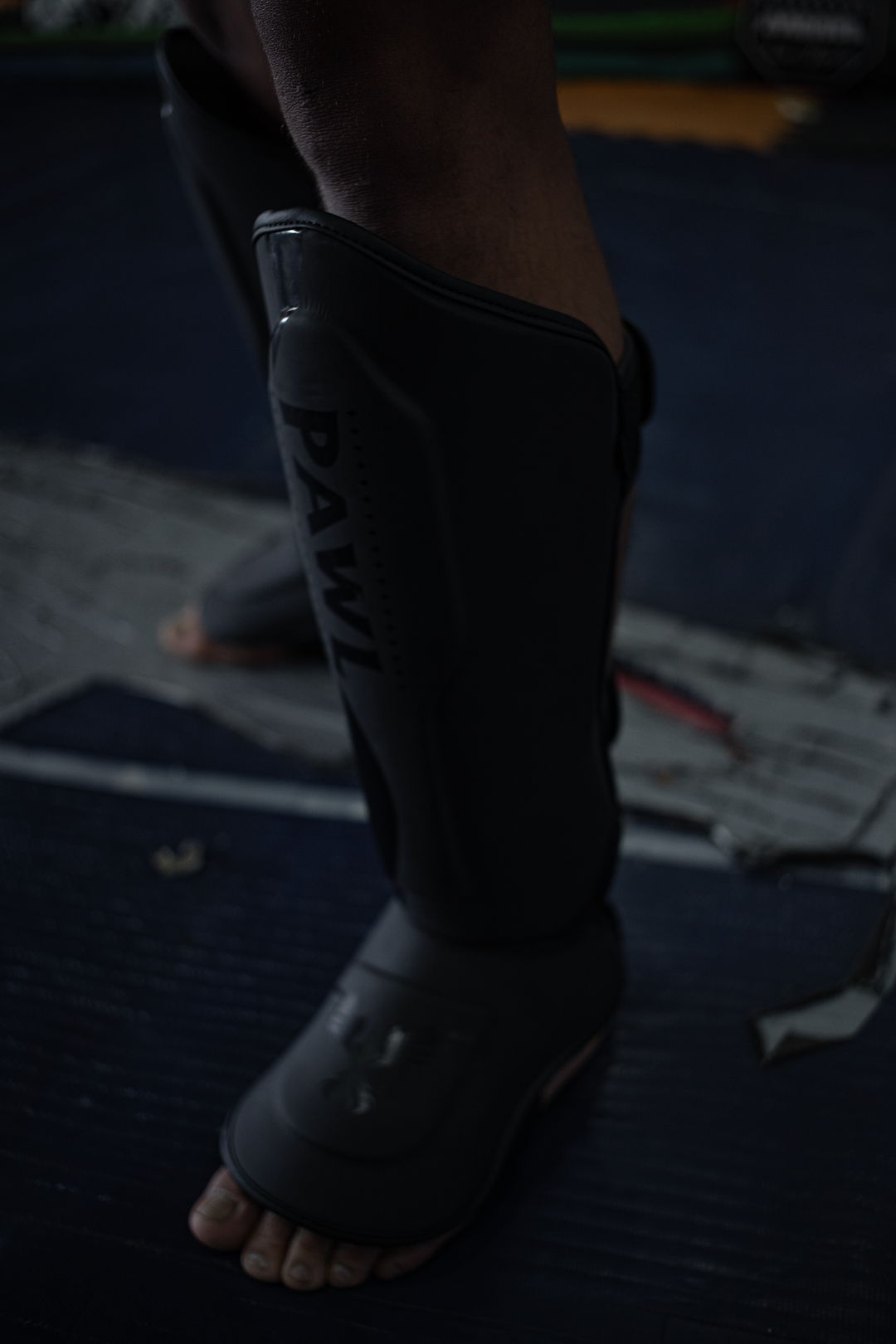 Canilleras MMA negras en uso durante entrenamiento