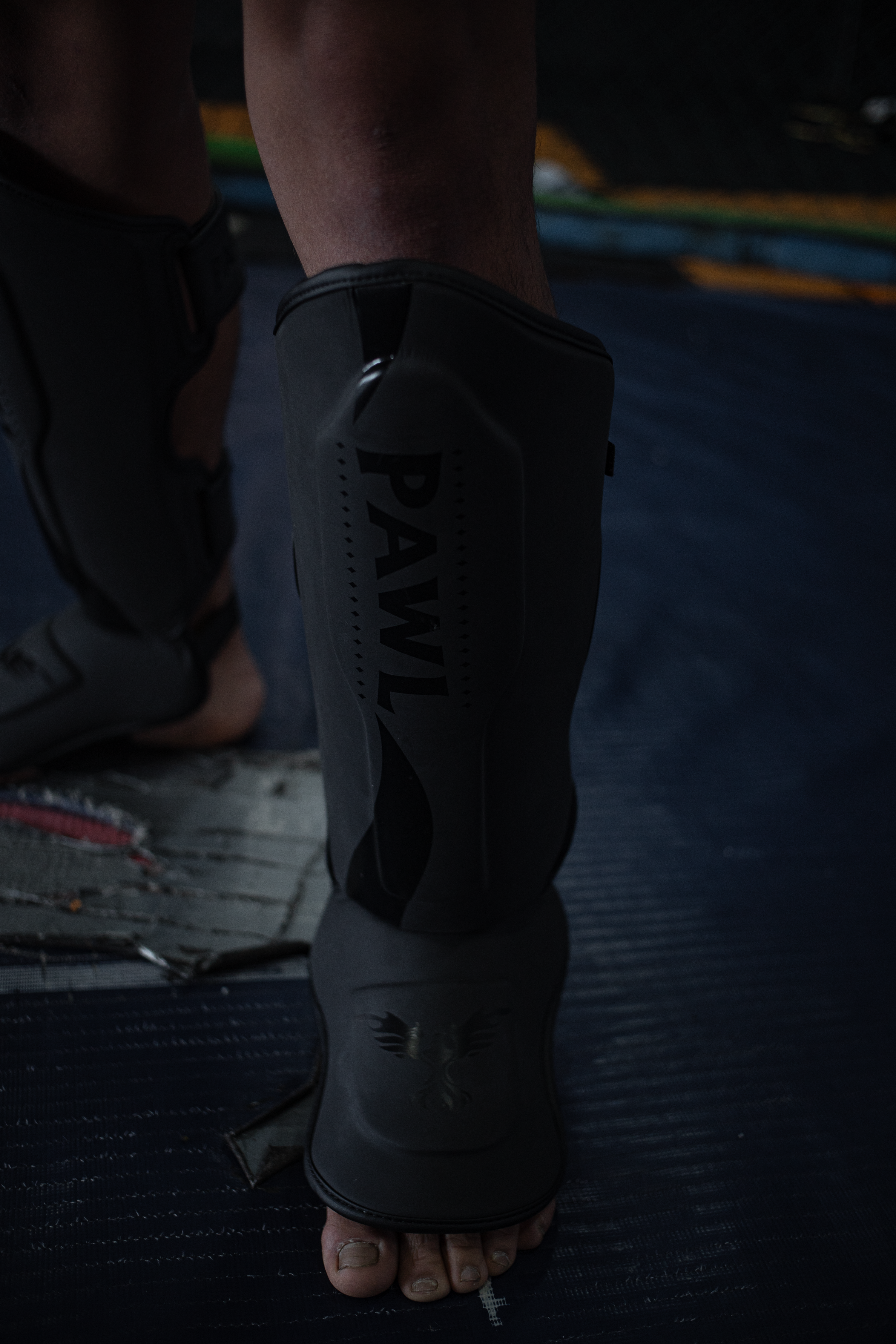 Canilleras MMA negras protegiendo tibia en entrenamiento