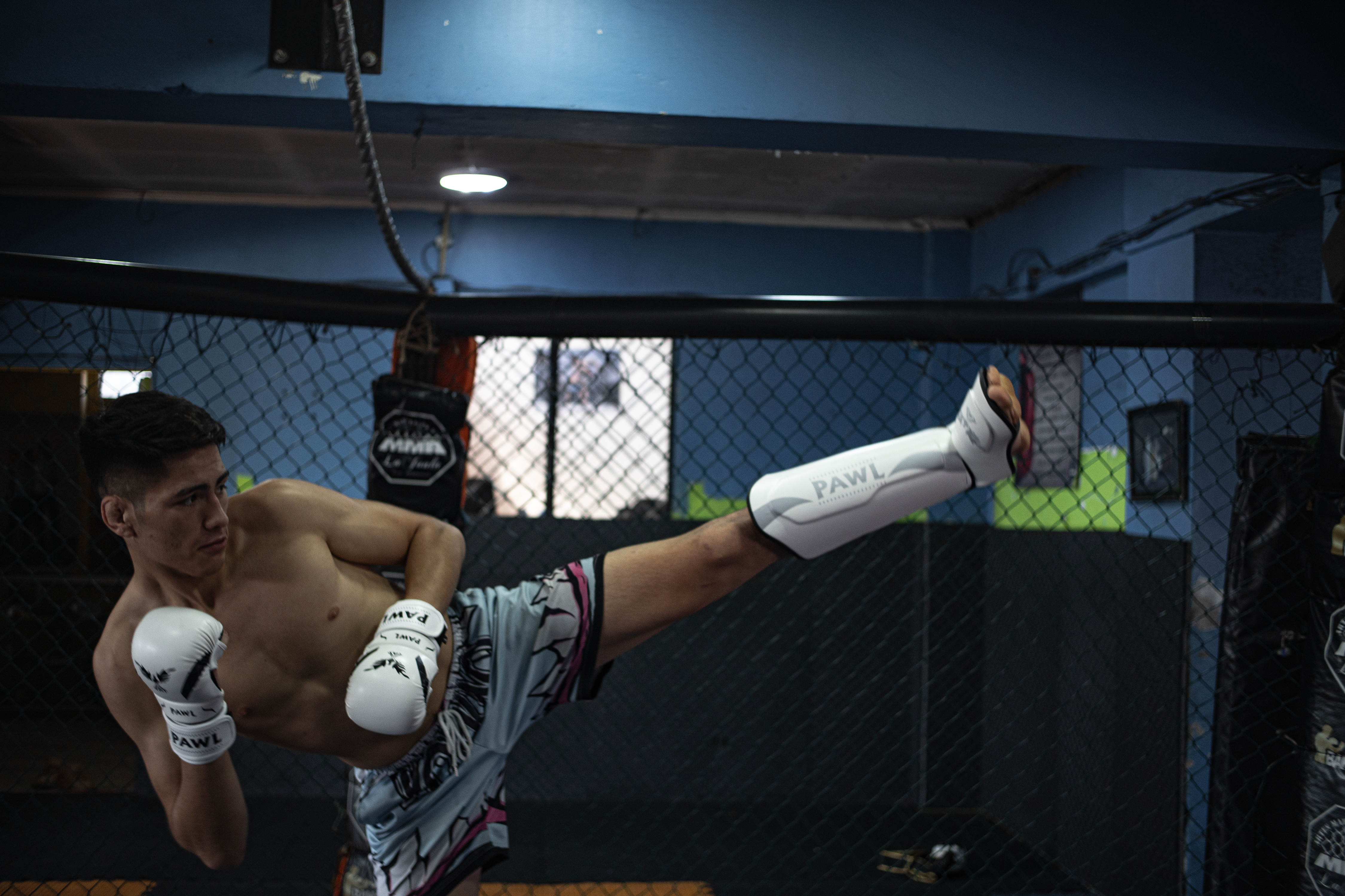 Canilleras Muay Thai en sparring durante entrenamiento de patadas