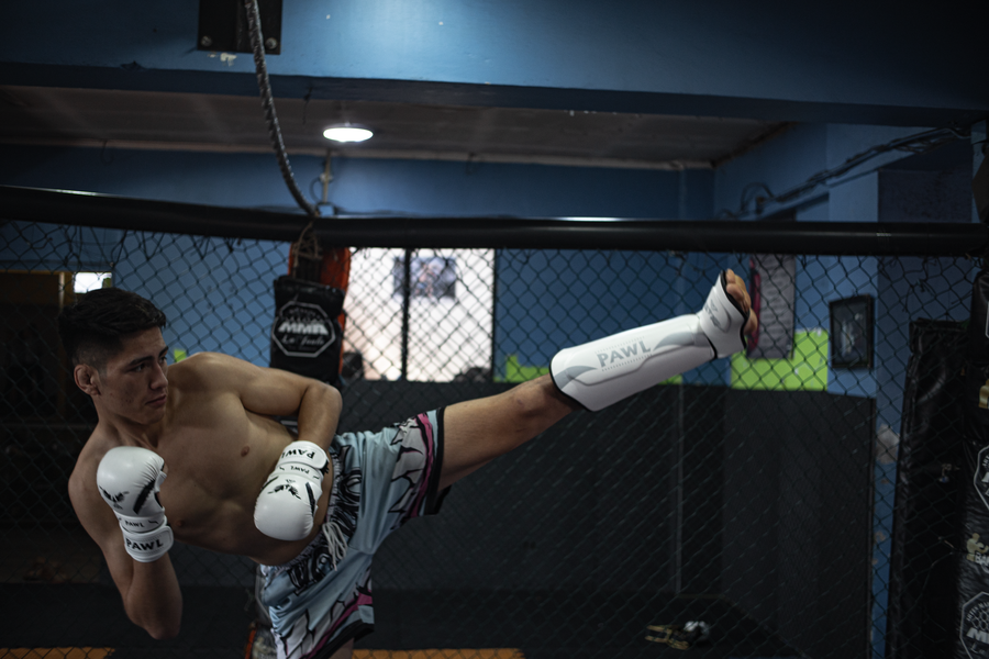 Canilleras Muay Thai en sparring durante entrenamiento de patadas