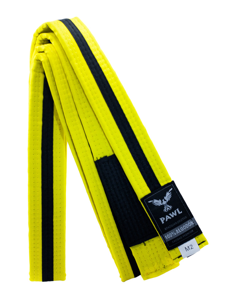 Detalle de cinturón BJJ amarillo para niños de alta calidad