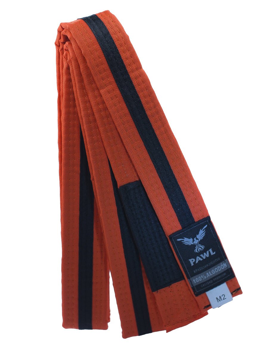 Cinturón BJJ naranja para niños doblado con etiqueta de marca