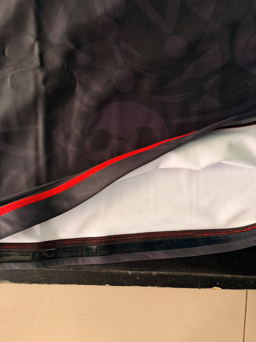 Detalle de las costuras y el acabado de una prenda deportiva Pawl