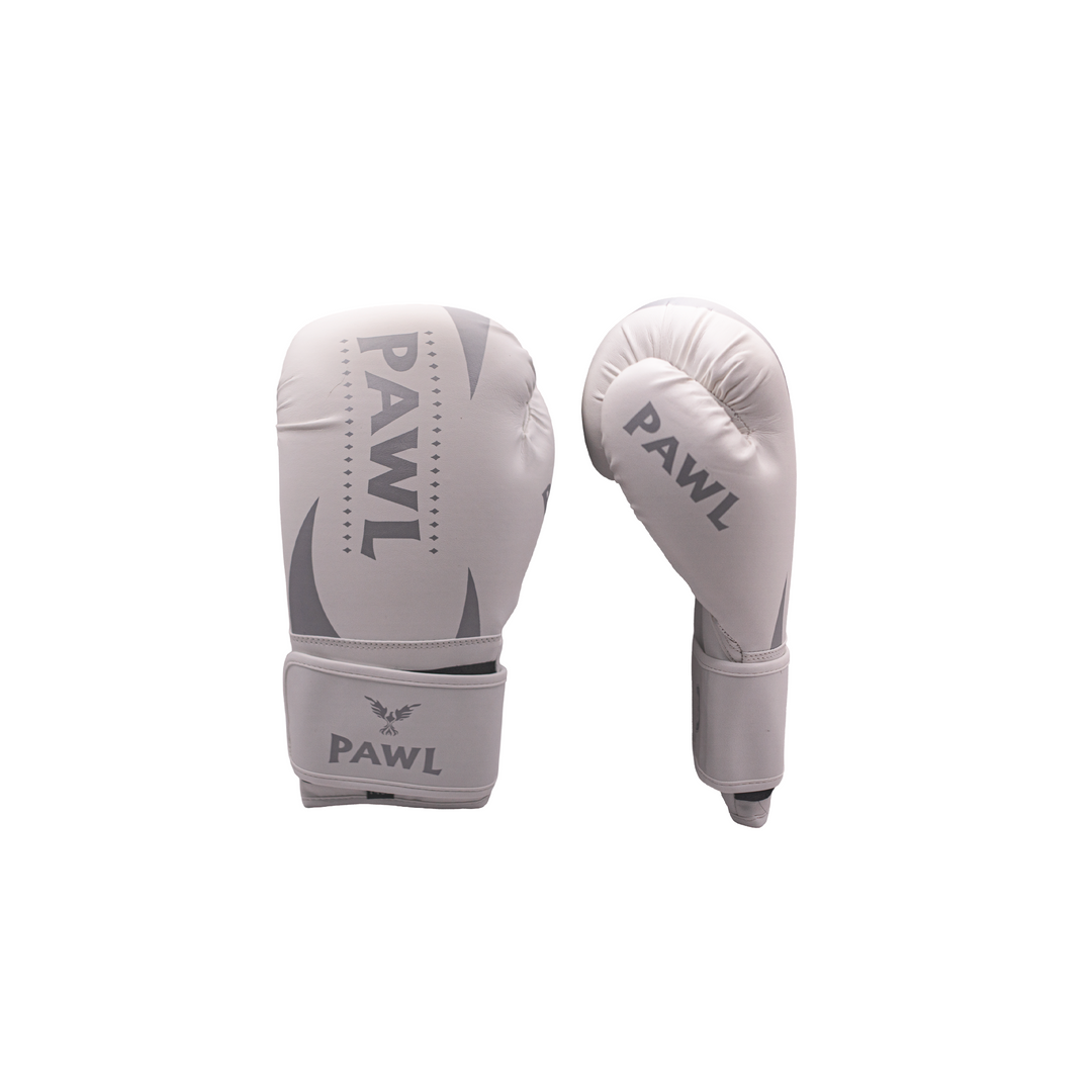 Detalle de guantes de boxeo blancos con costuras reforzadas