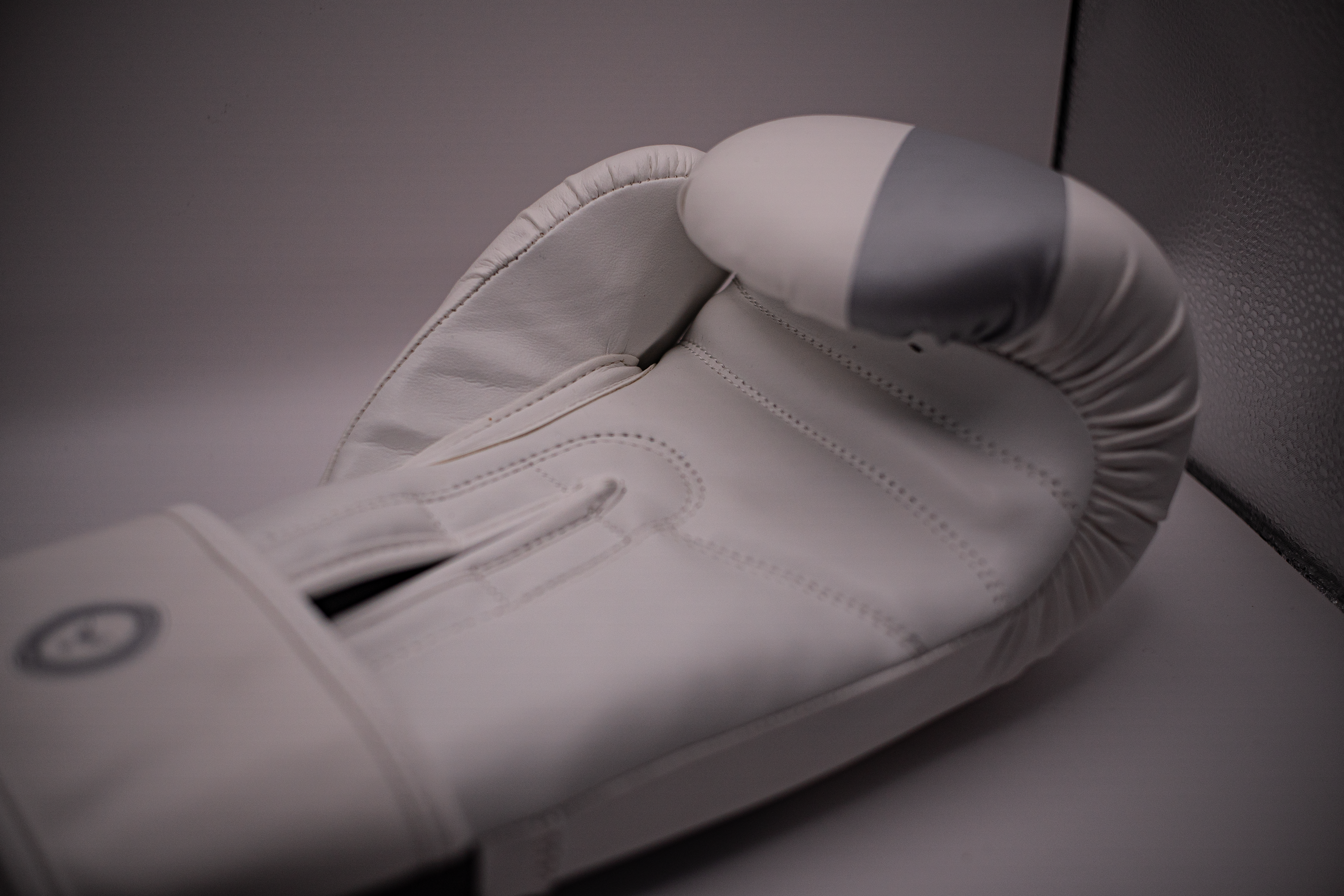 Guantes de boxeo blancos vista lateral con cierre de velcro