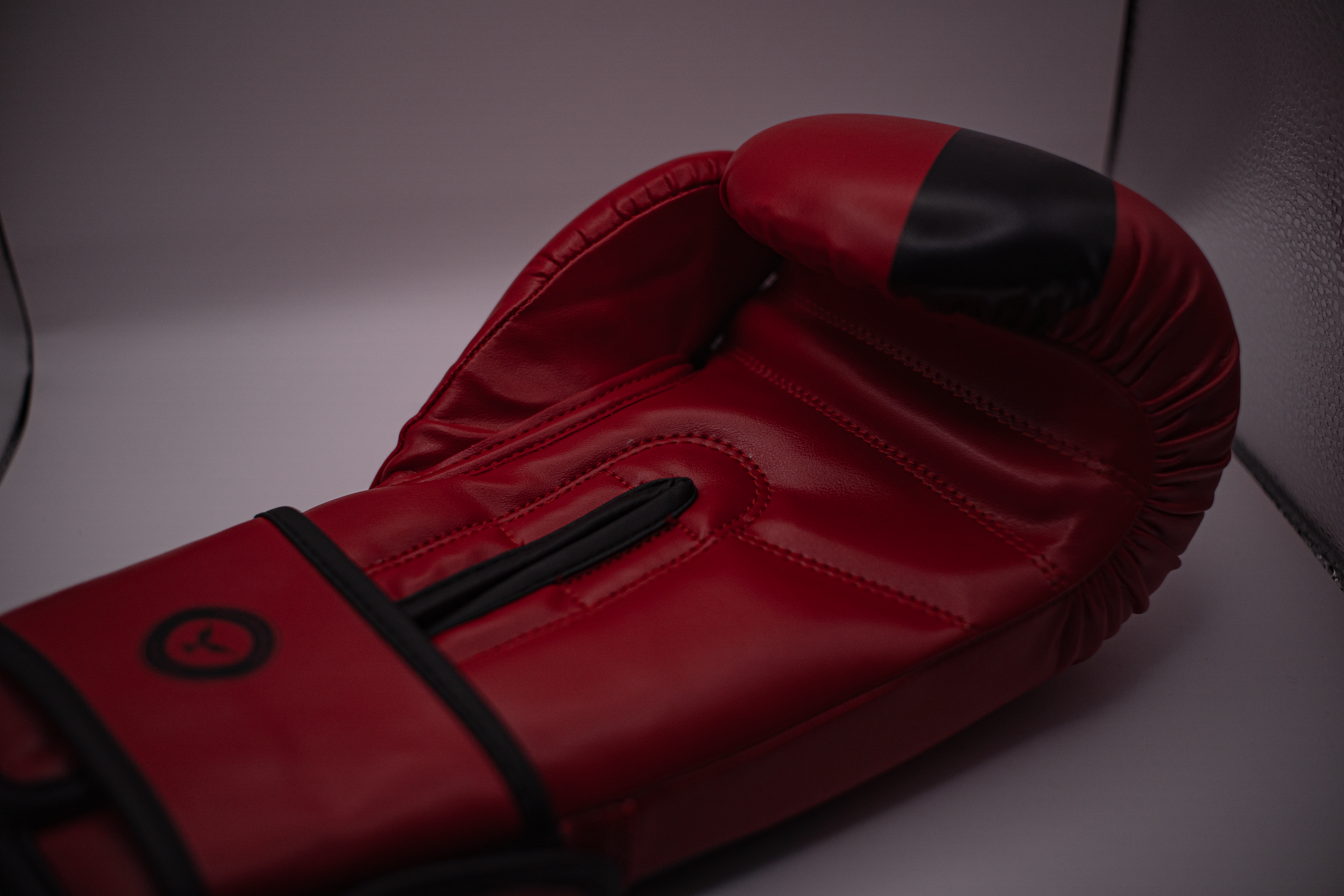 Detalle de guantes de boxeo rojos con acolchado reforzado