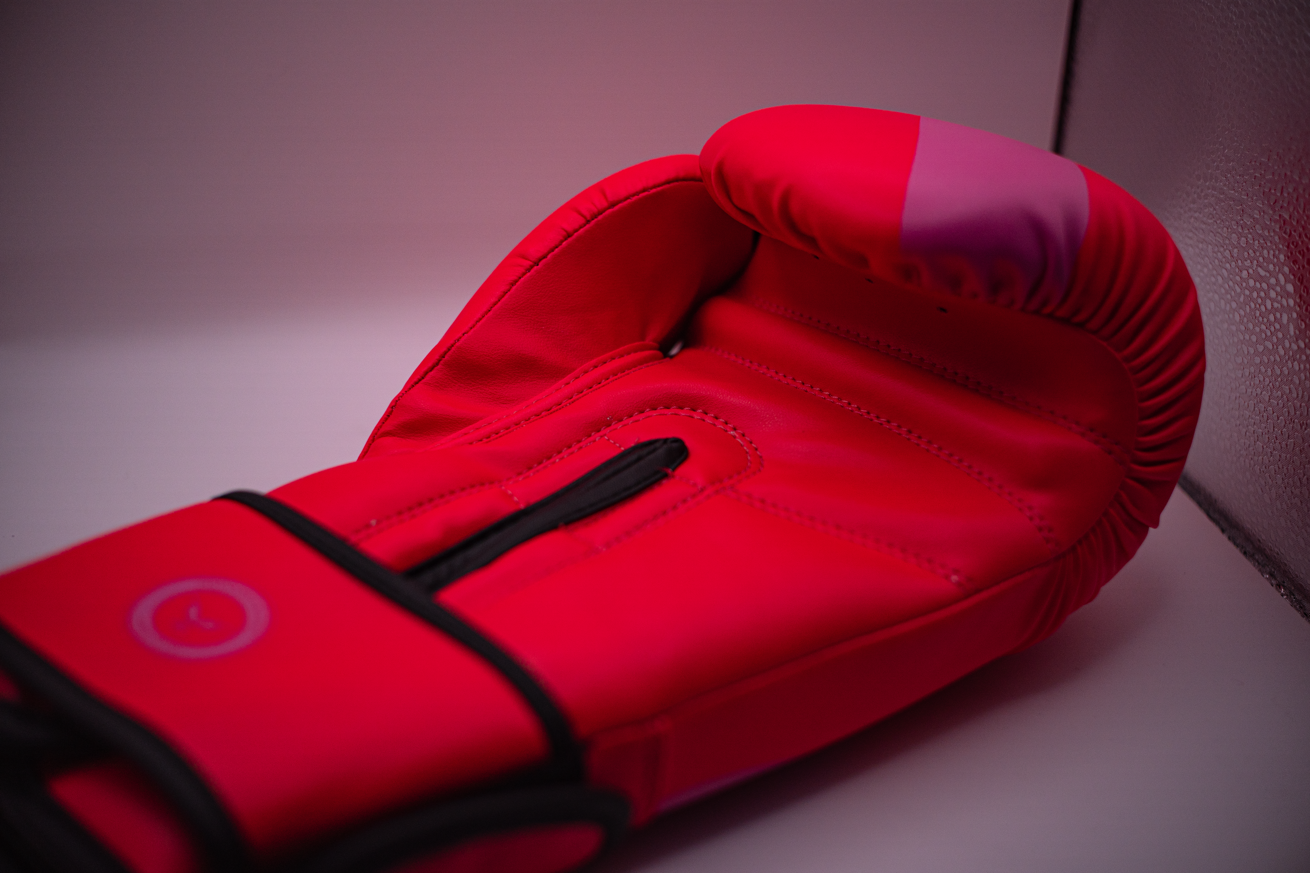 Guantes de boxeo rosados profesionales para entrenamiento y combate