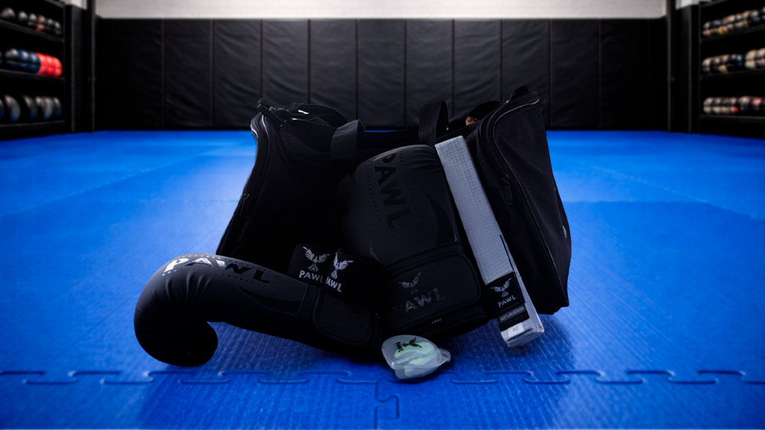 Guantes MMA negros sobre tatami azul para entrenamiento
