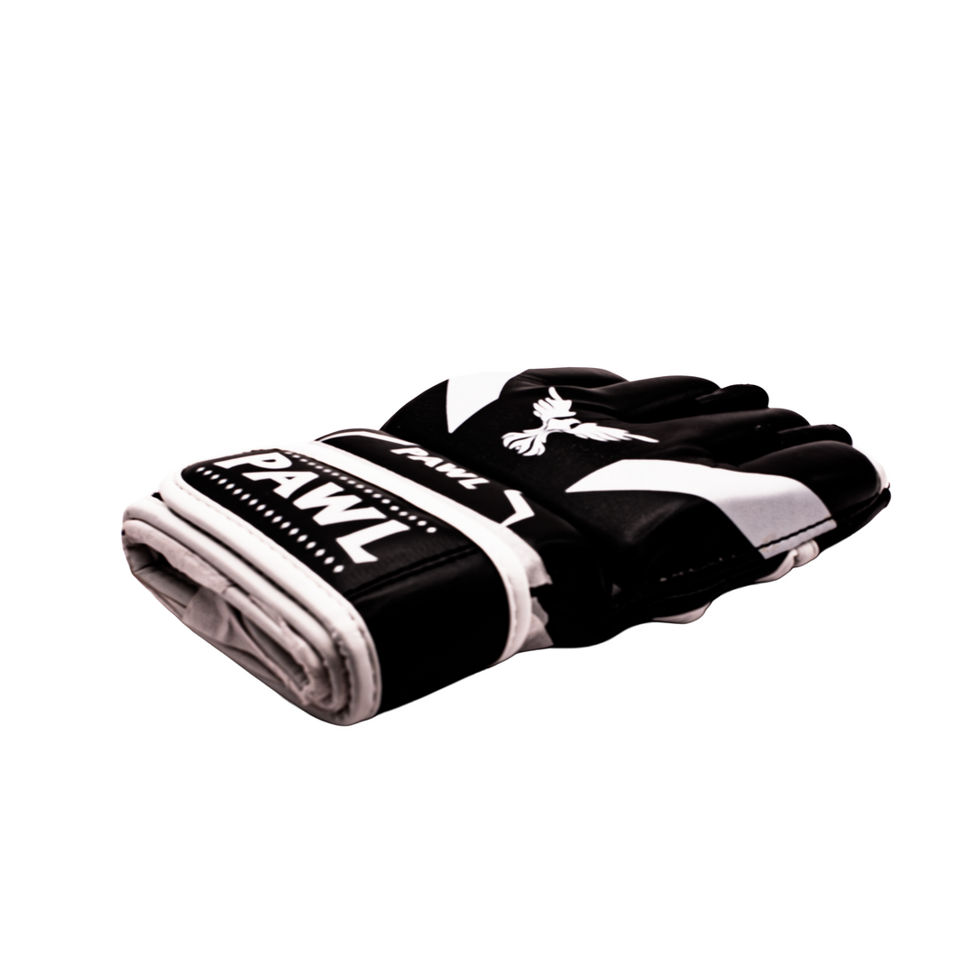 Detalle de guantillas MMA blancas con costuras reforzadas