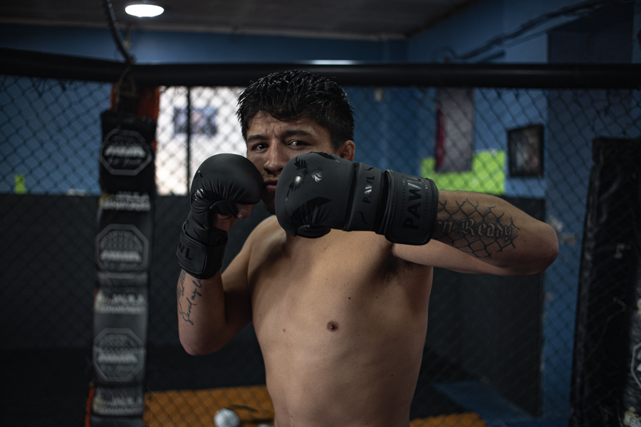 Guantillas MMA negras usadas en entrenamiento de artes marciales mixtas