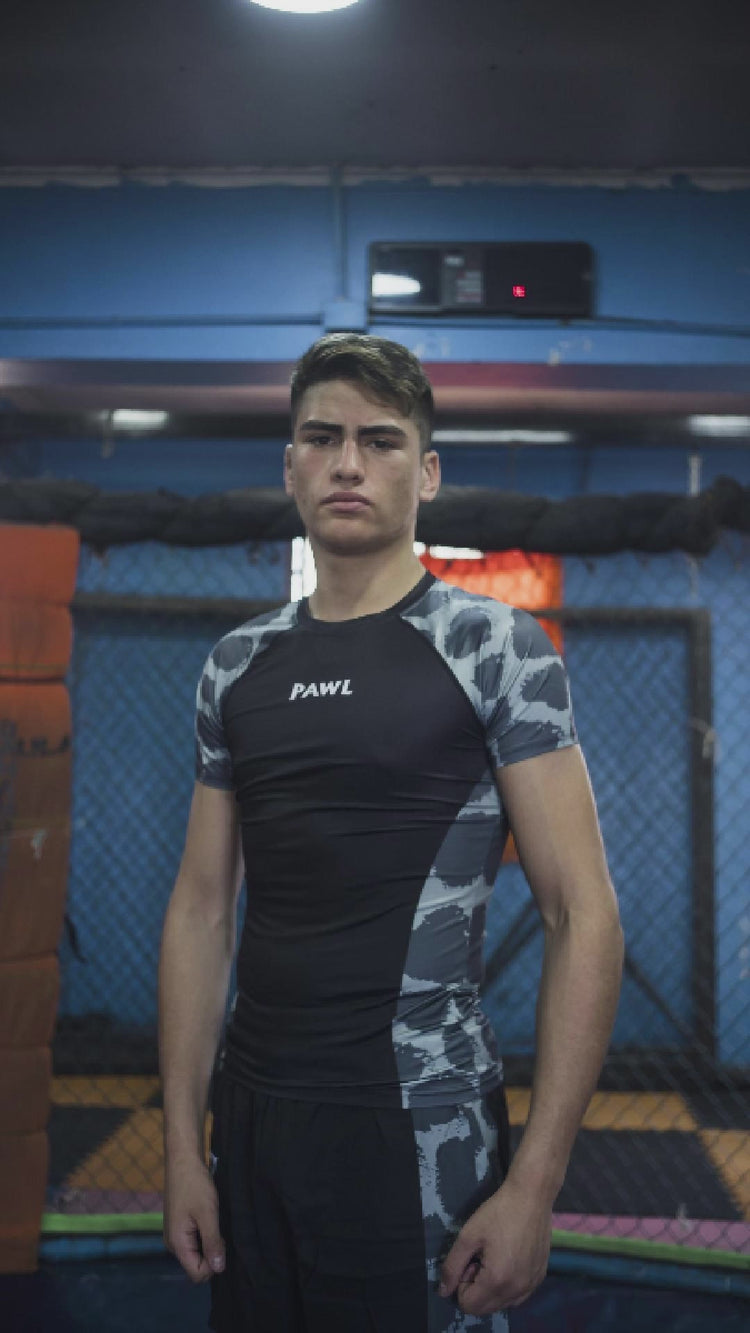 Video de modelo usando rashguard negra premium para entrenamiento de BJJ y MMA en Chile.