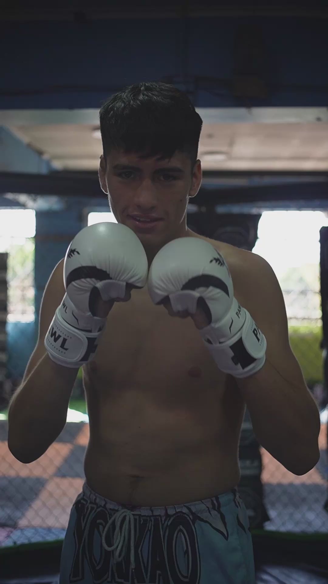 Video de guantillas MMA blancas premium para entrenamiento y sparring en Chile.