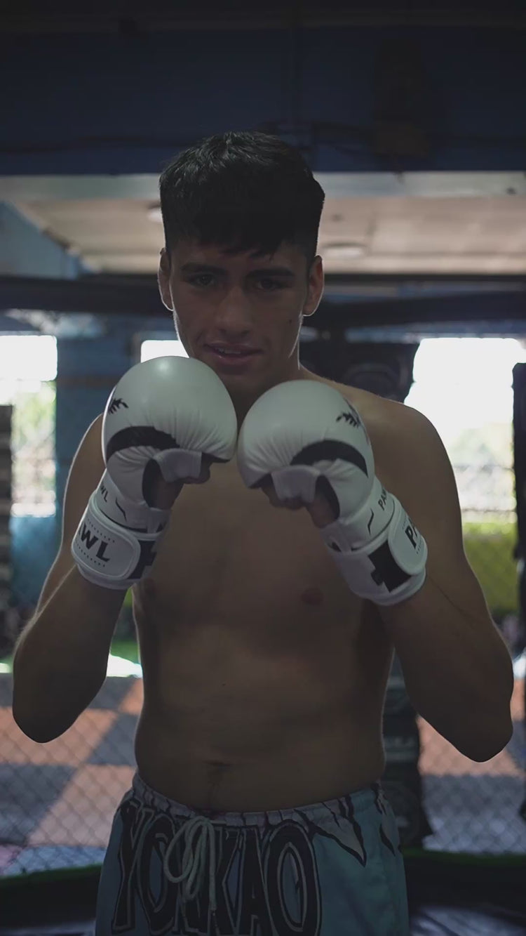 Video de guantillas MMA blancas premium para entrenamiento y sparring en Chile.