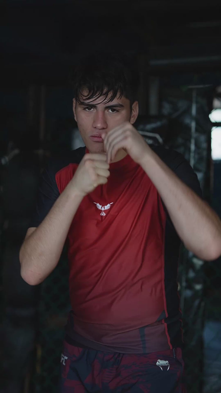 Video promocional de rashguard Hero roja en jaula de MMA, ideal para entrenamiento de BJJ y deportes de combate en Chile.