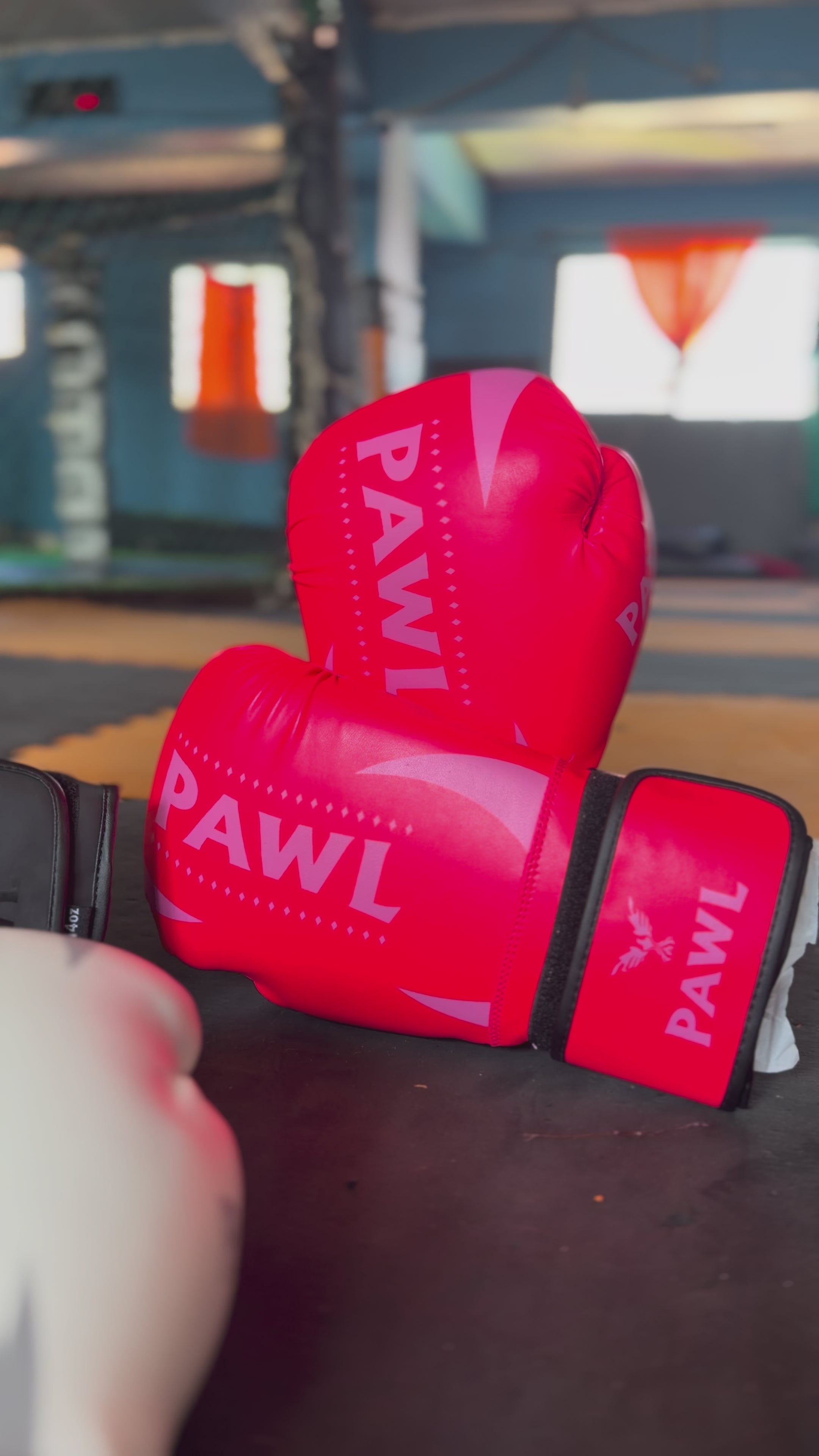 Video promocional de guantes de boxeo rojos colección Apex, calidad premium para entrenamiento y sparring en Chile.