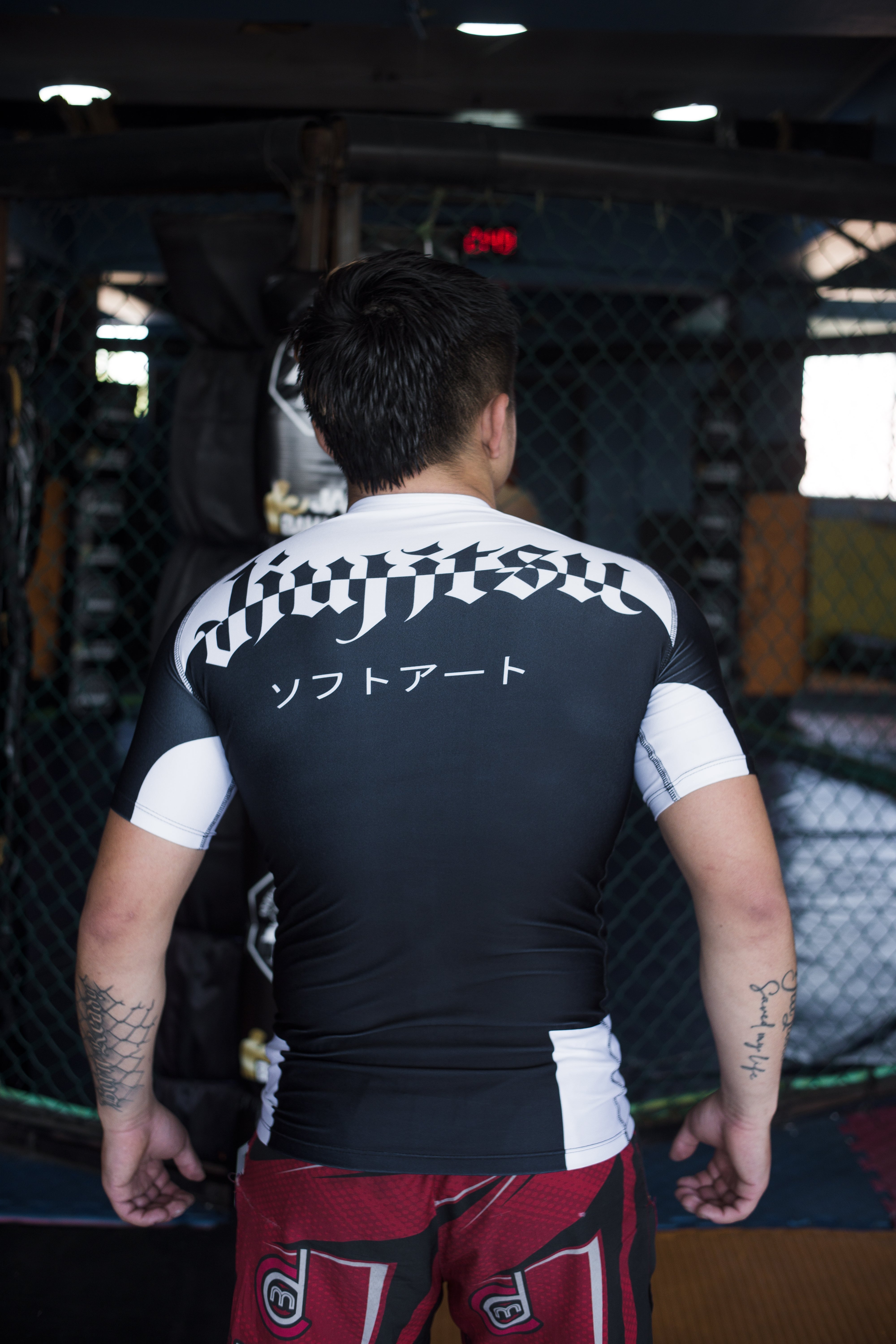 Rashguard BJJ negro vista trasera en entrenamiento de jiu jitsu