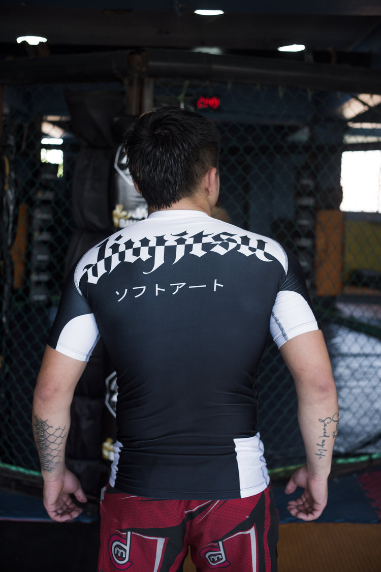 Rashguard BJJ negro vista trasera en entrenamiento de jiu jitsu