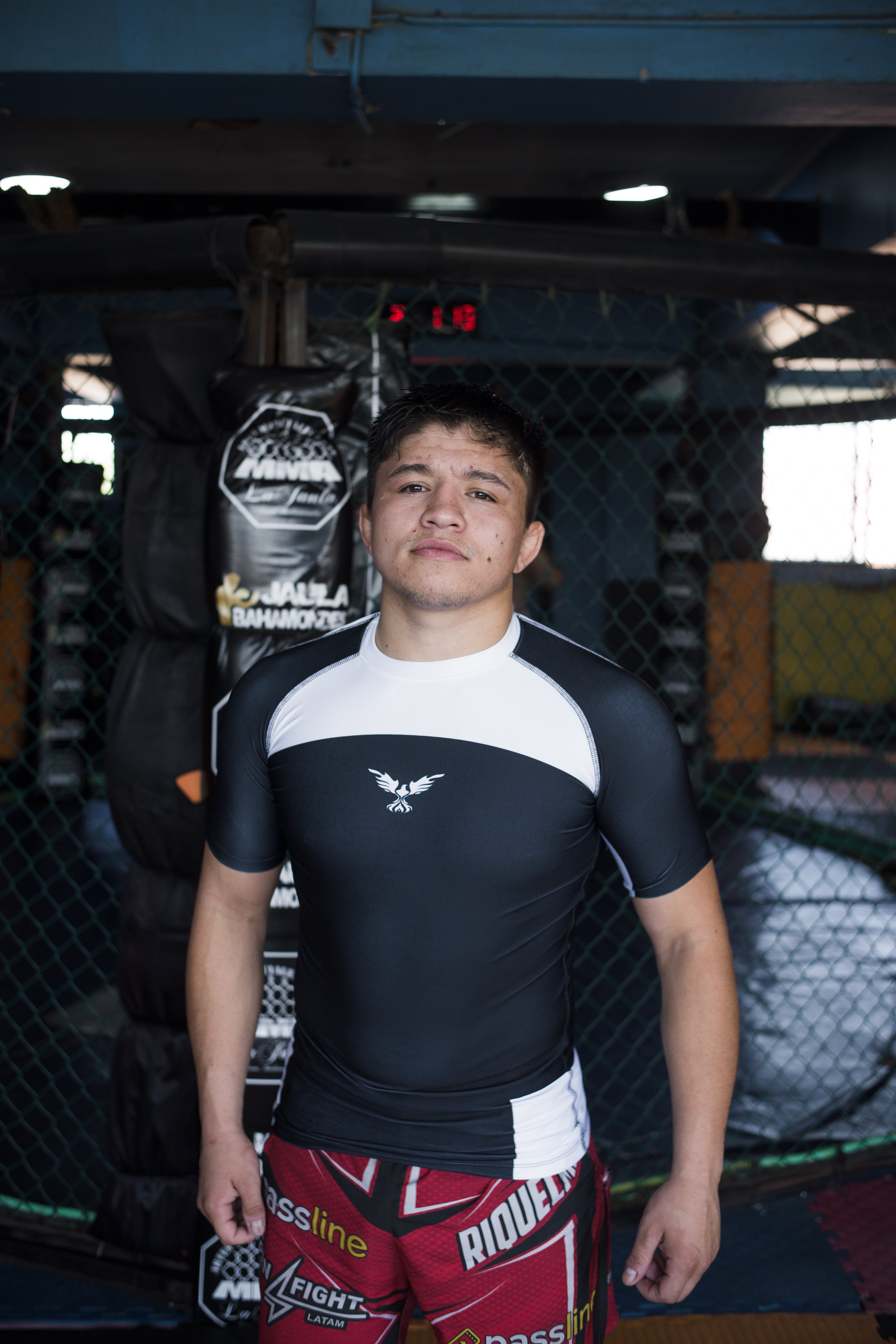 Rashguard BJJ negro en entrenamiento de grappling