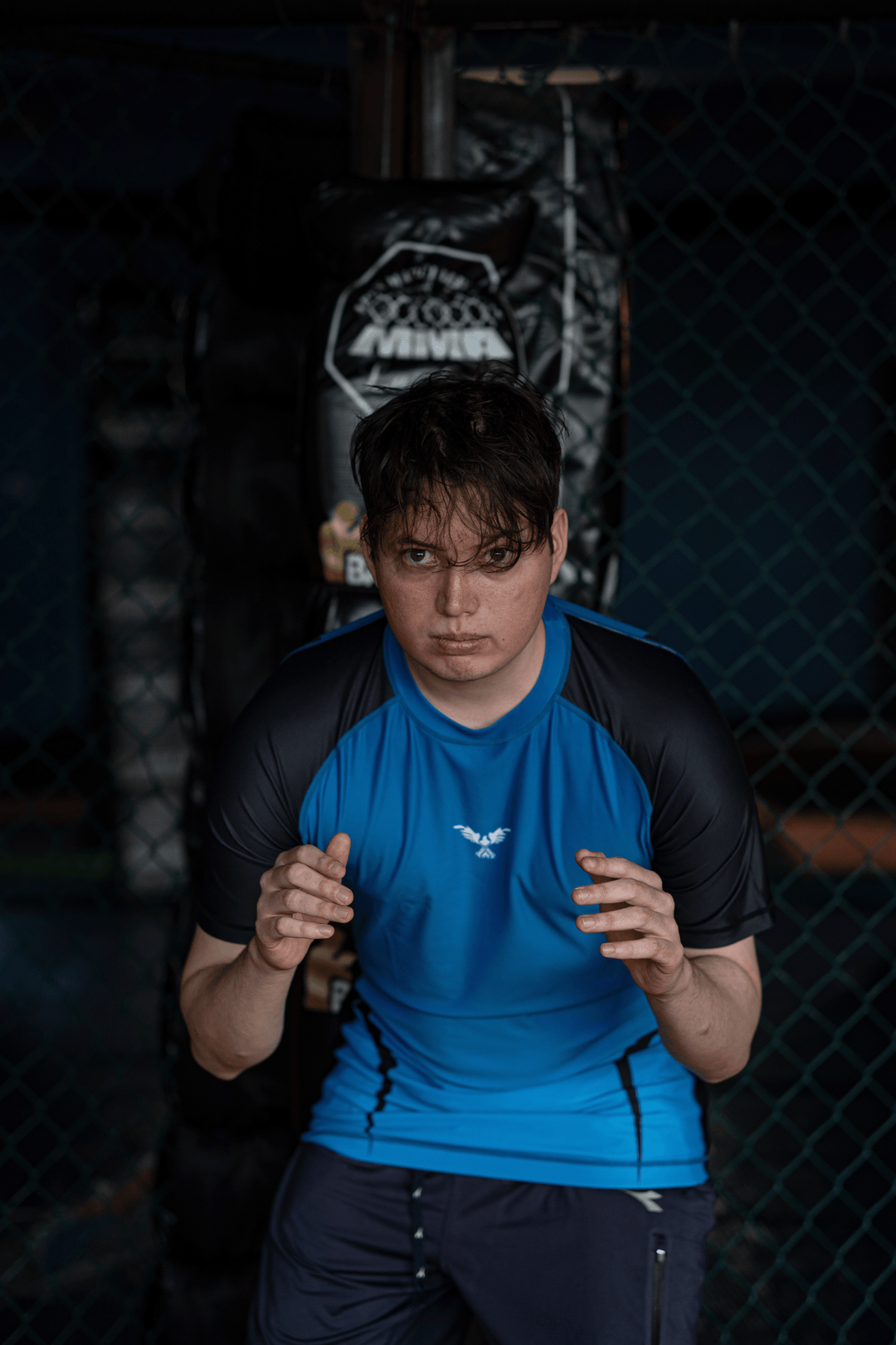 Rashguard Hero azul premium en modelo, ideal para entrenamiento de artes marciales y deportes de combate en Chile