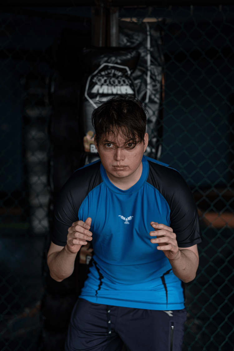 Rashguard Hero azul premium en modelo, ideal para entrenamiento de artes marciales y deportes de combate en Chile