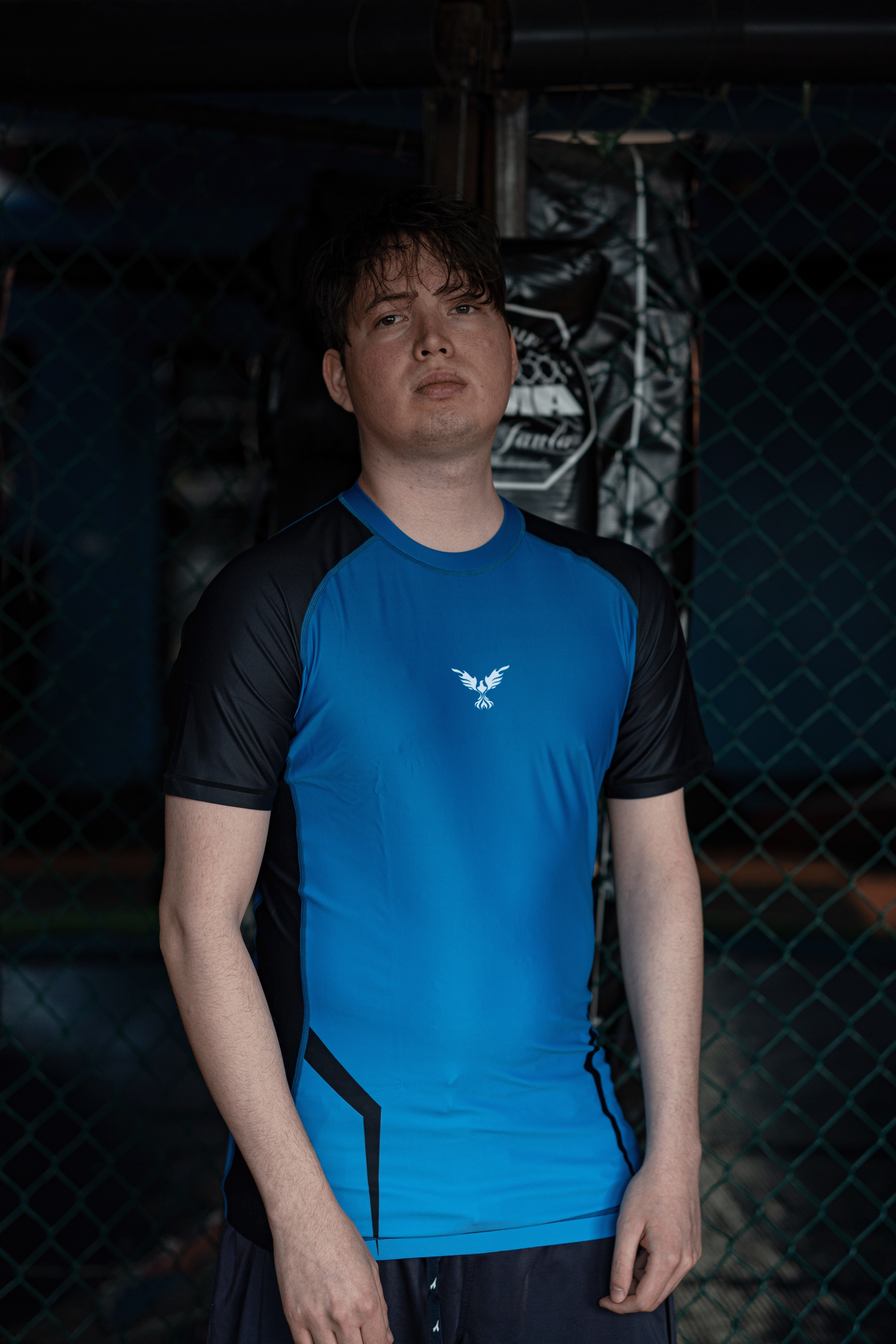 Modelo usando rashguard Hero azul para entrenamiento de BJJ, MMA y grappling en Chile.
