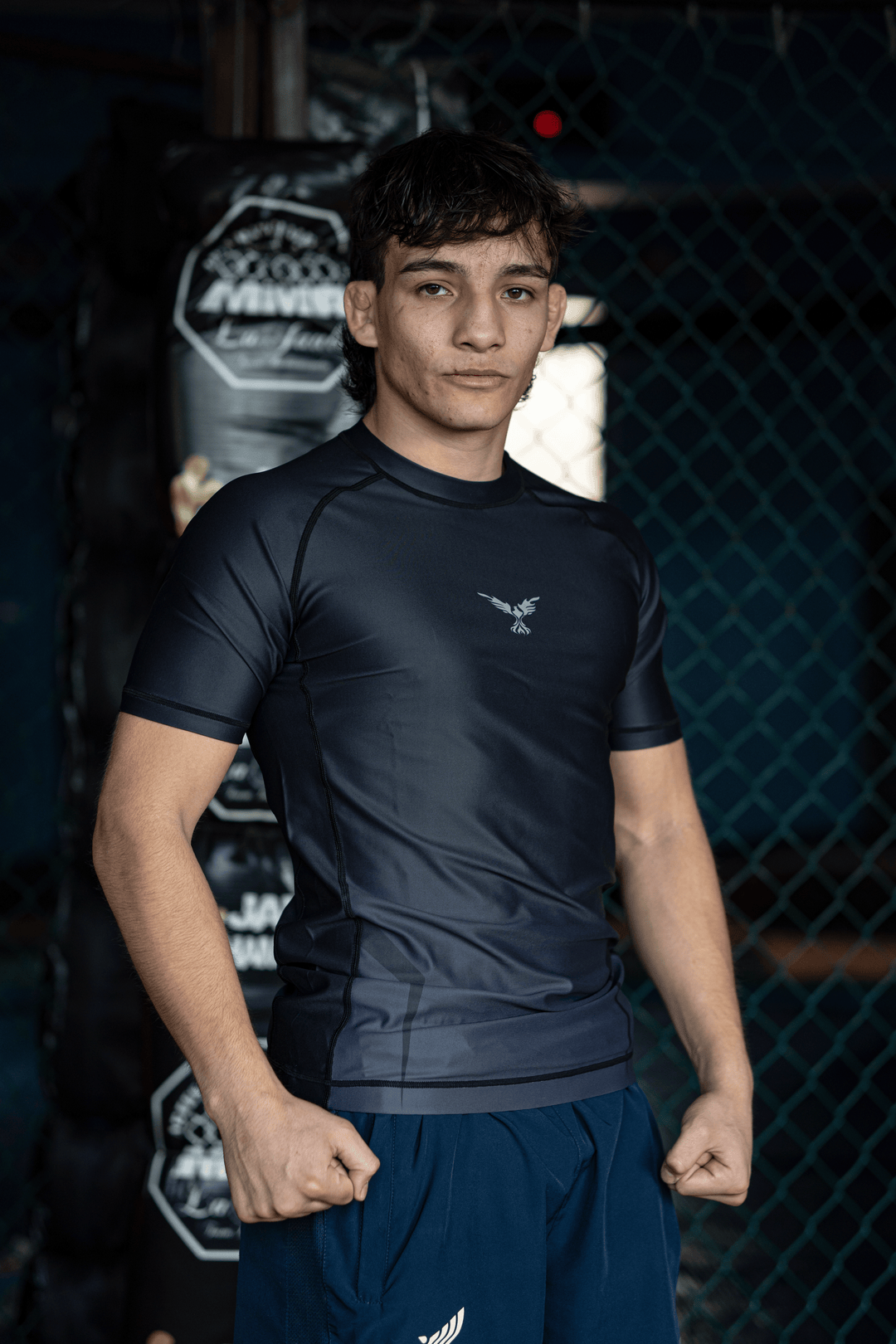 Rashguard Hero gris en modelo, ropa deportiva premium para entrenamiento y competencia en Chile.
