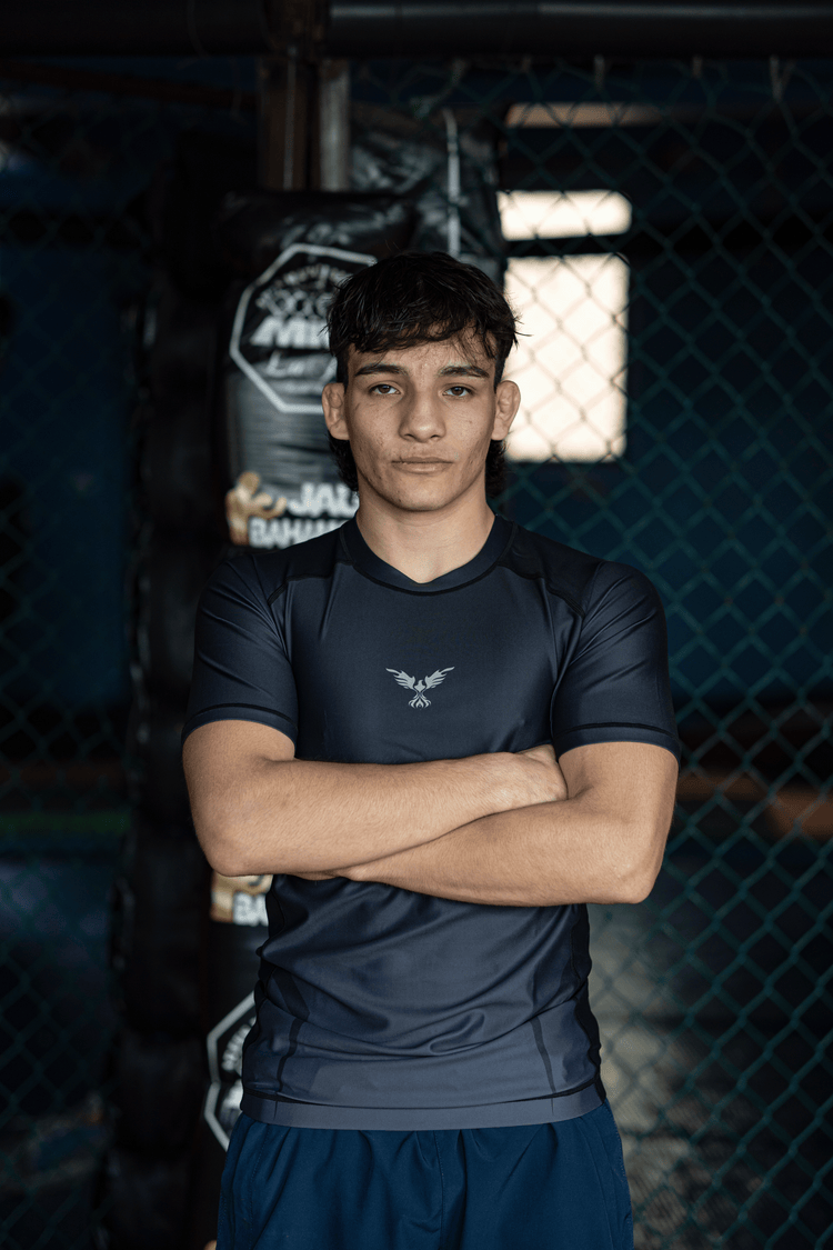 Modelo usando rashguard Hero gris premium, ideal para grappling, No-Gi y MMA en Chile.