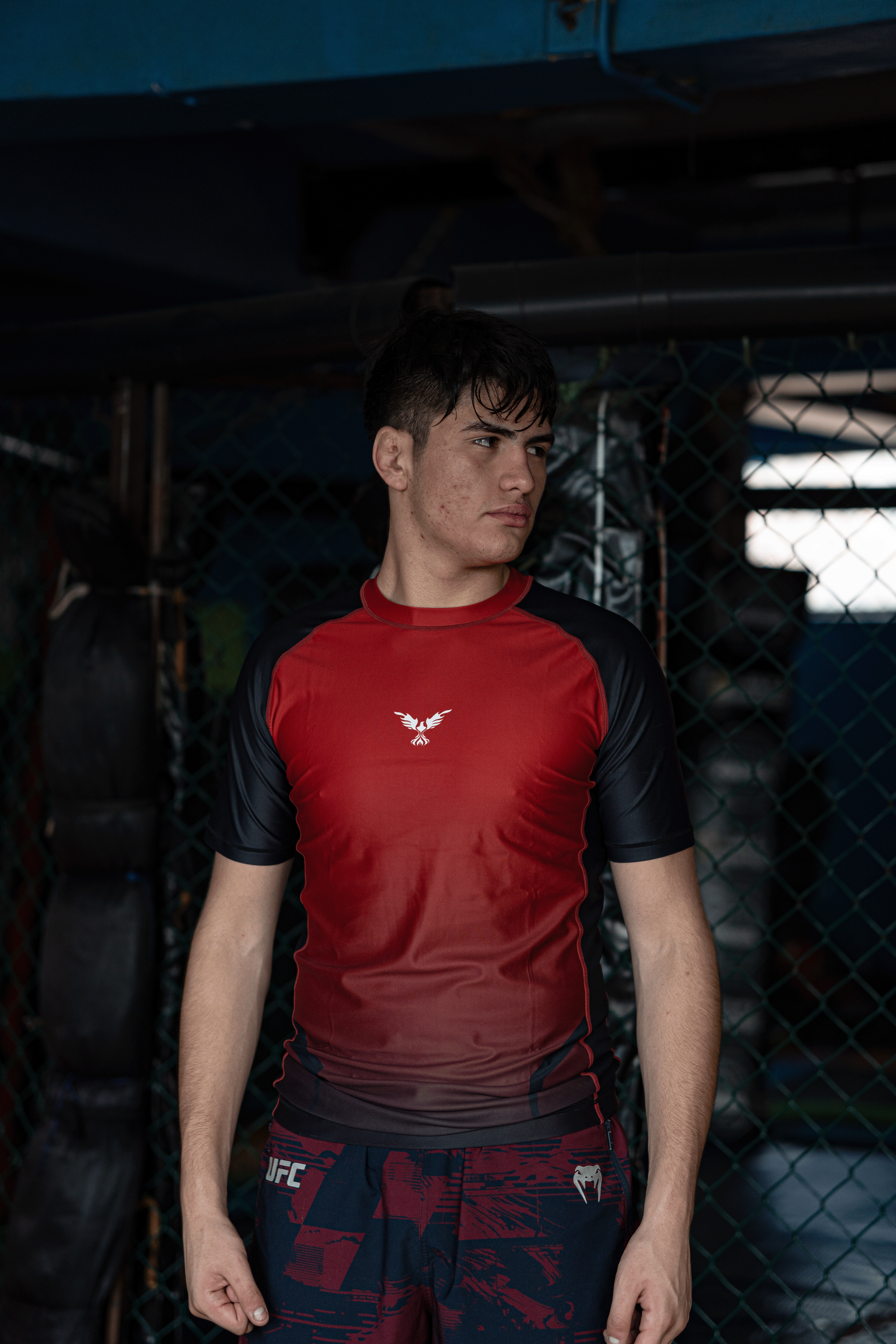 Rashguard Hero roja en modelo, ideal para No-Gi, grappling y MMA, ropa deportiva premium en Chile.