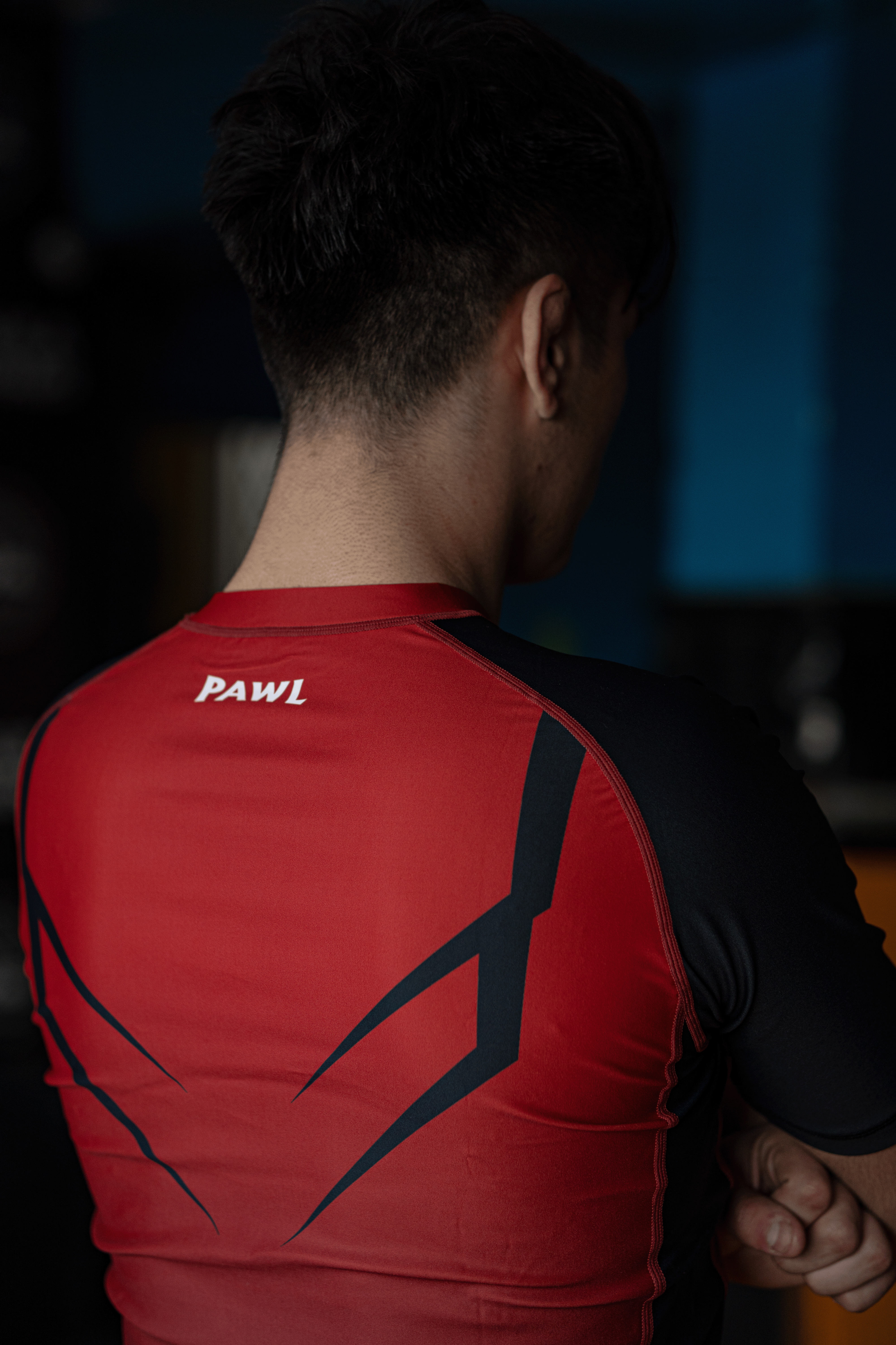 Vista trasera de rashguard Hero roja para BJJ y MMA, diseño premium de alto rendimiento en Chile