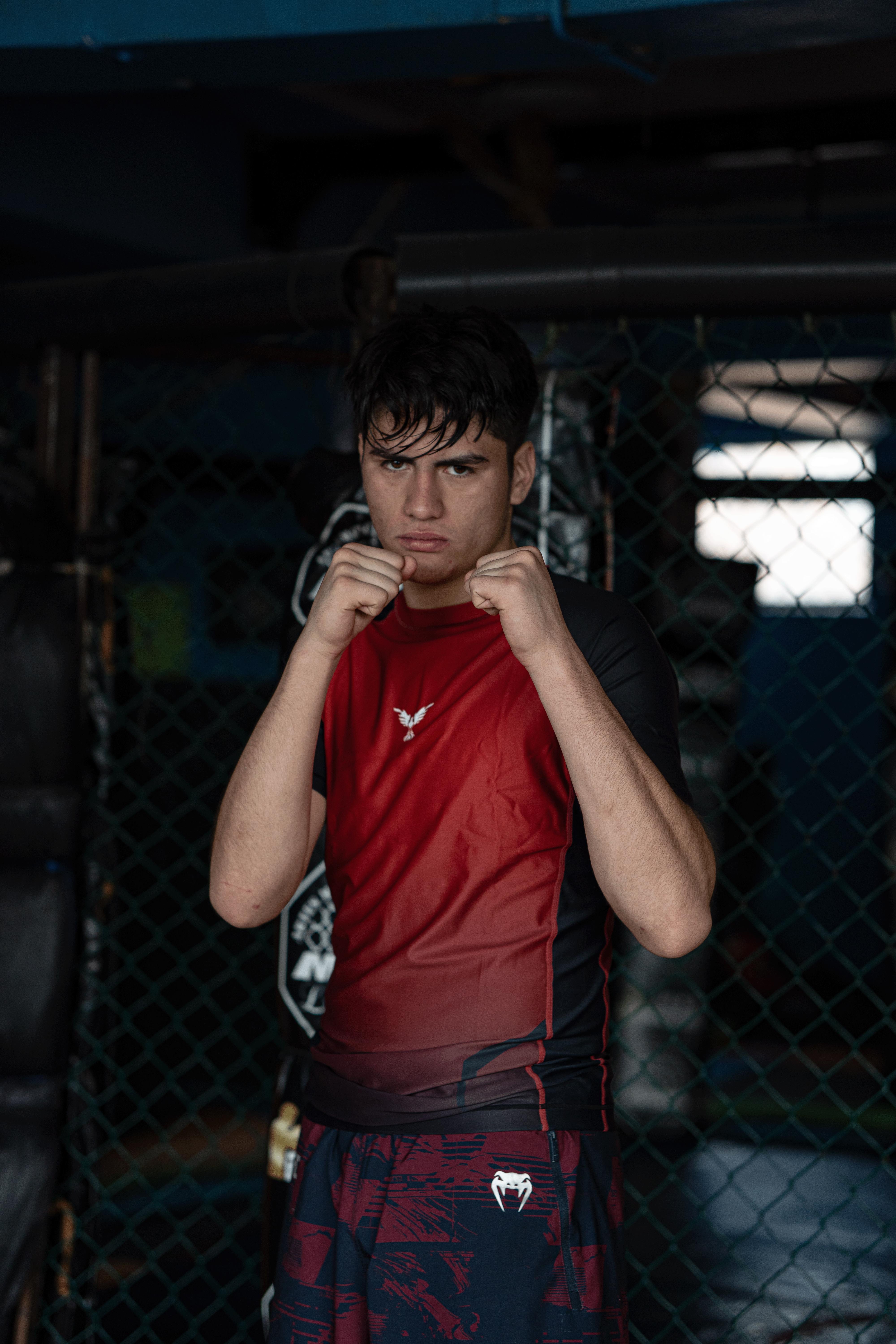 Modelo usando rashguard Hero roja para entrenamiento de BJJ y MMA en Chile, compresión premium y secado rápido