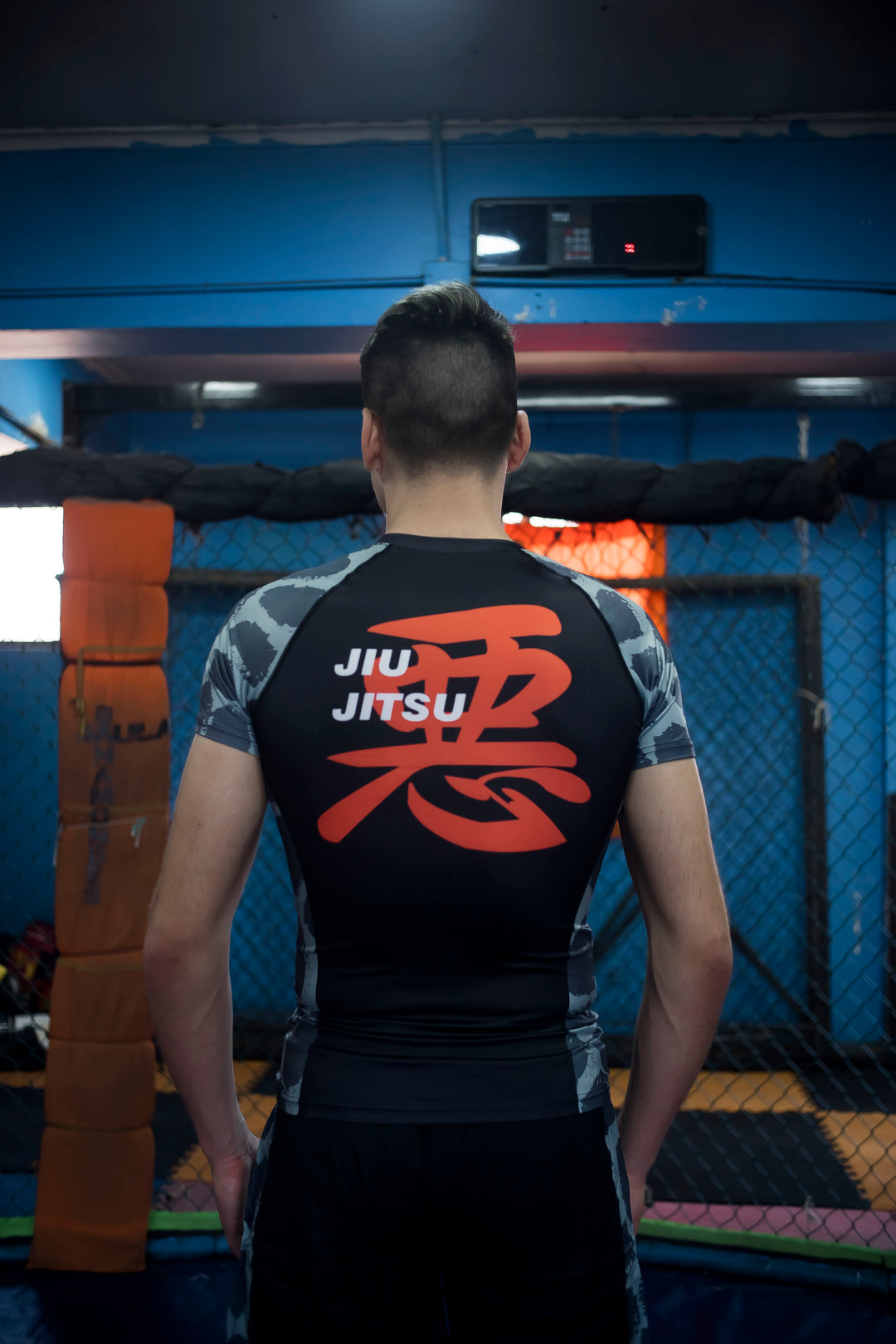 Vista trasera de rashguard negra premium para deportes de combate y entrenamiento No-Gi en Chile
