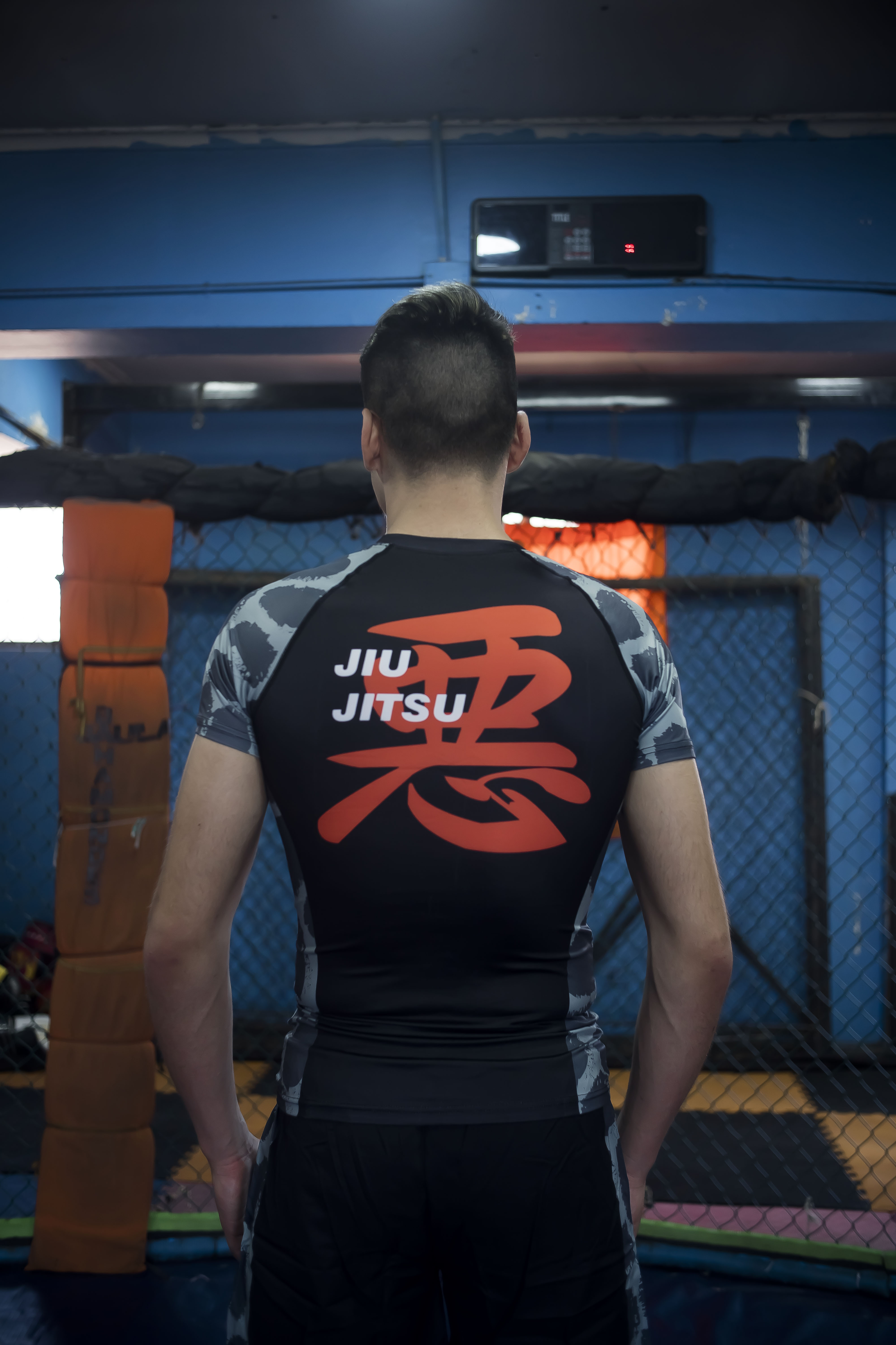 Vista trasera de rashguard negra premium para deportes de combate y entrenamiento No-Gi en Chile