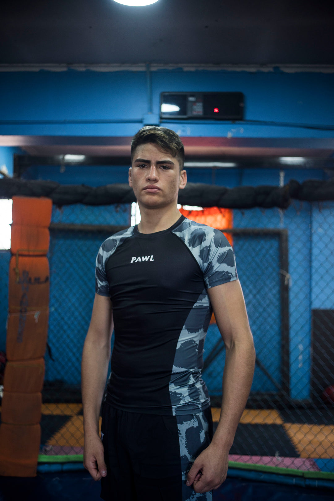 Modelo usando rashguard negra premium para entrenamiento de MMA, BJJ y grappling en Chile