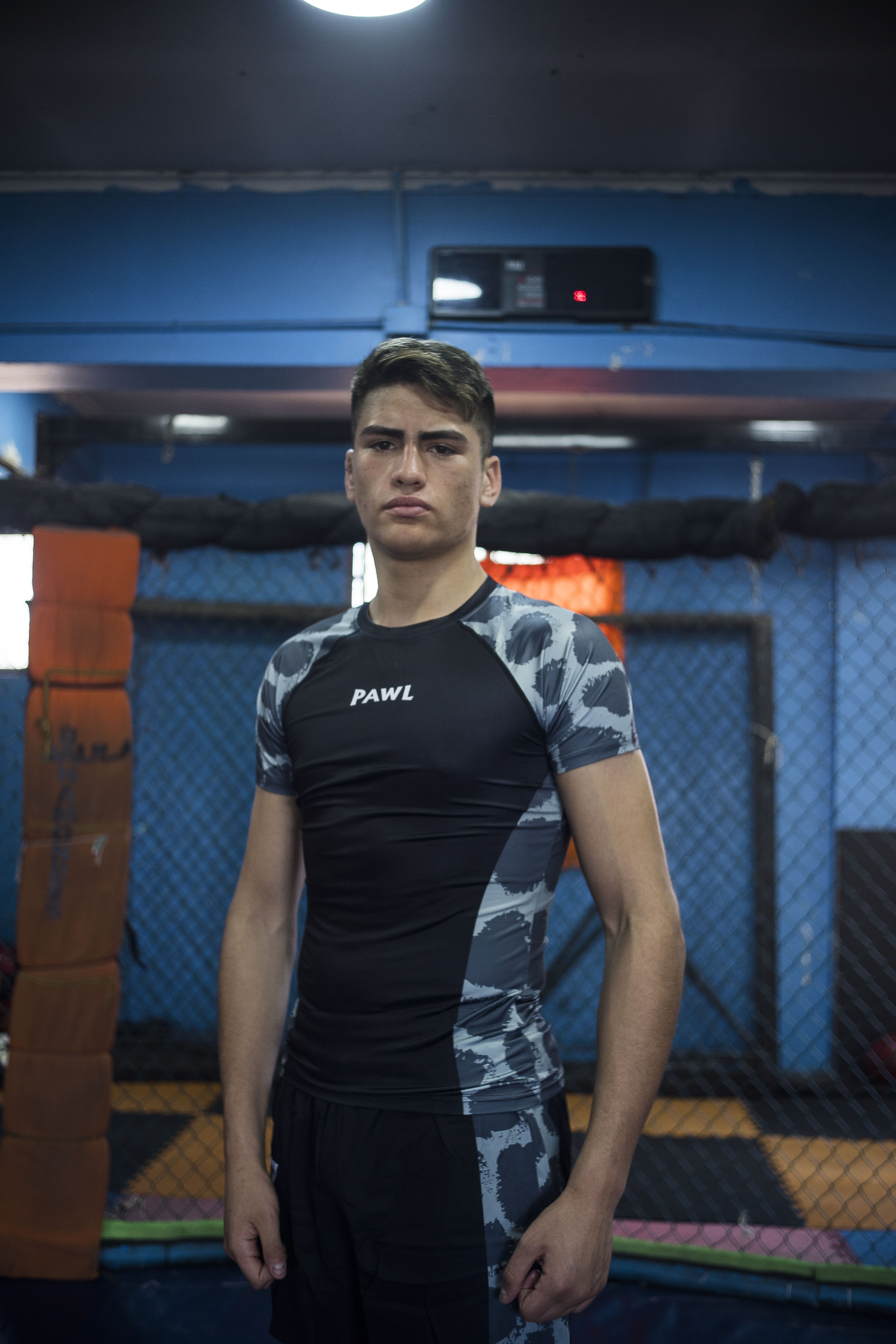 Modelo usando rashguard negra premium para entrenamiento de MMA, BJJ y grappling en Chile
