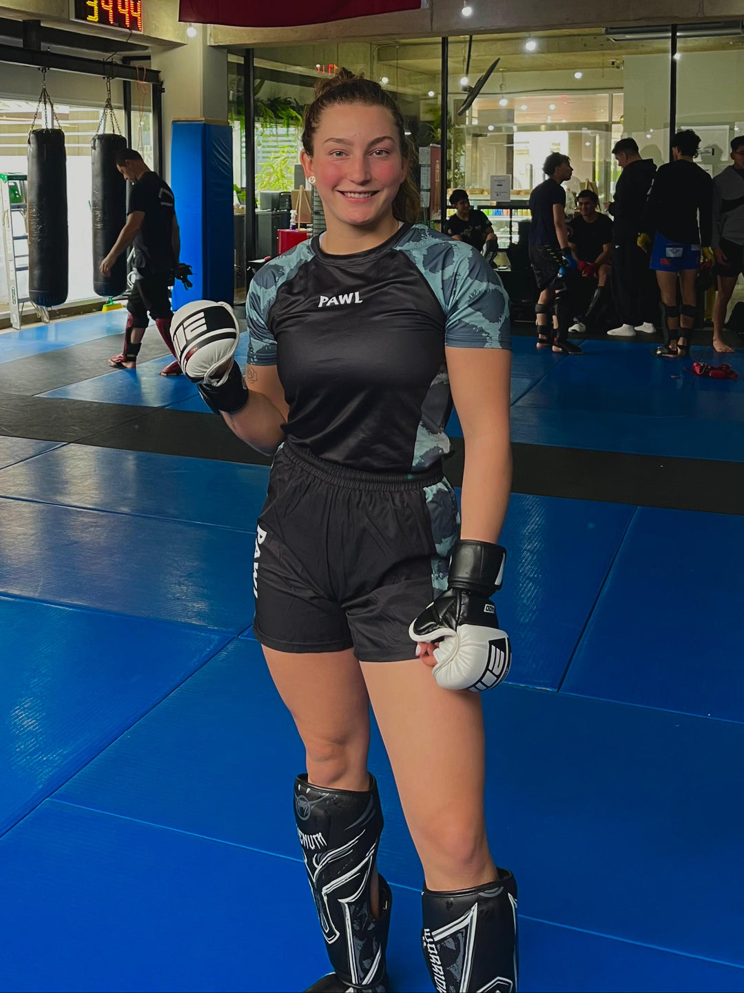 Short MMA camuflado en mujer durante entrenamiento funcional